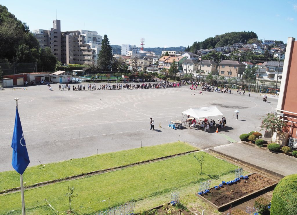 青梅市の小学校の校庭